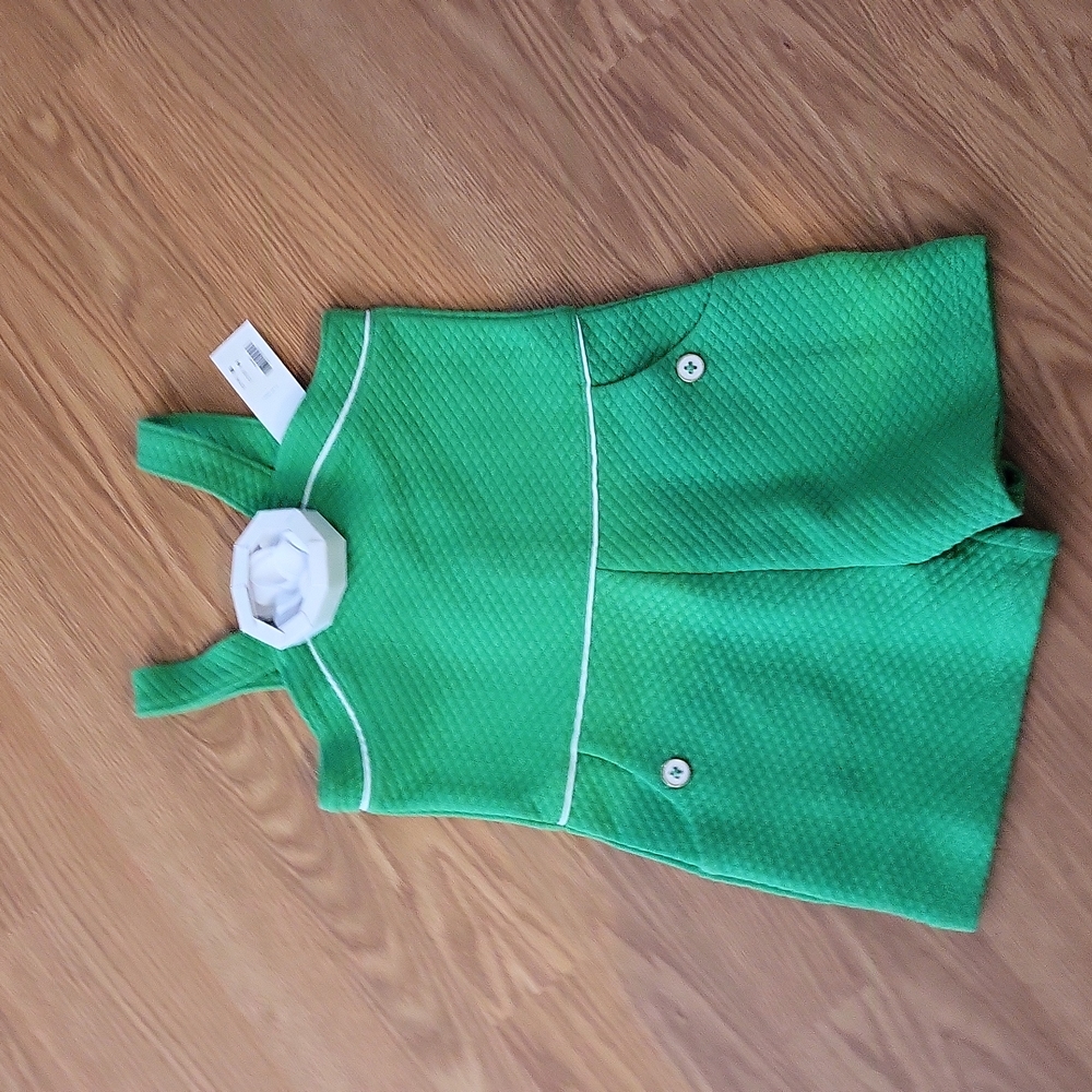 Size 4 Brand New Kelly green quilted white trim romper. Flower detail.